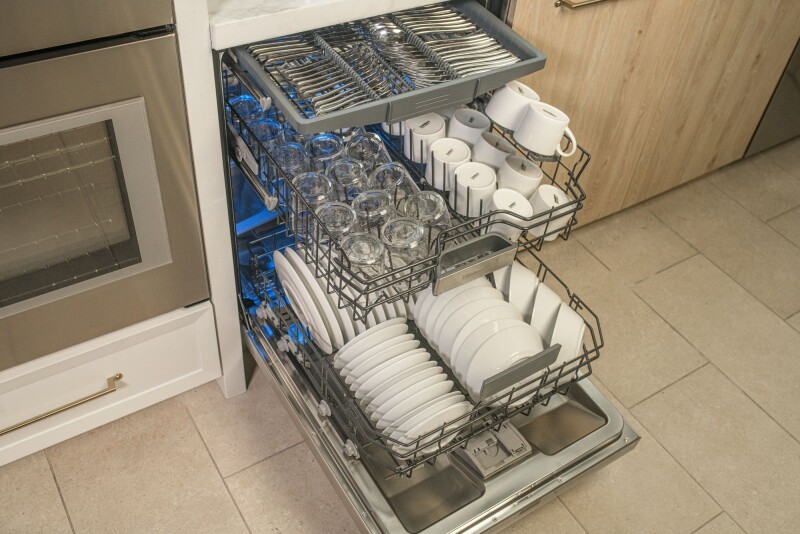 Sapphire® Dishwasher 24'' Professional, DWHD660EFP