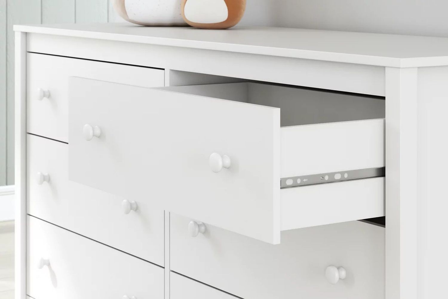 Hallityn Dresser In White EB1810231
