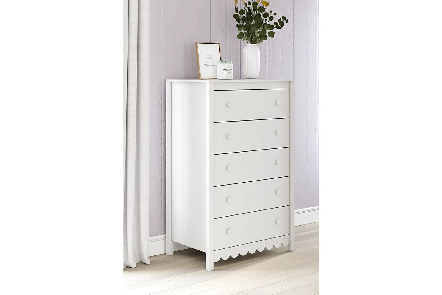 Hallityn Chest of Drawers In White EB1810245