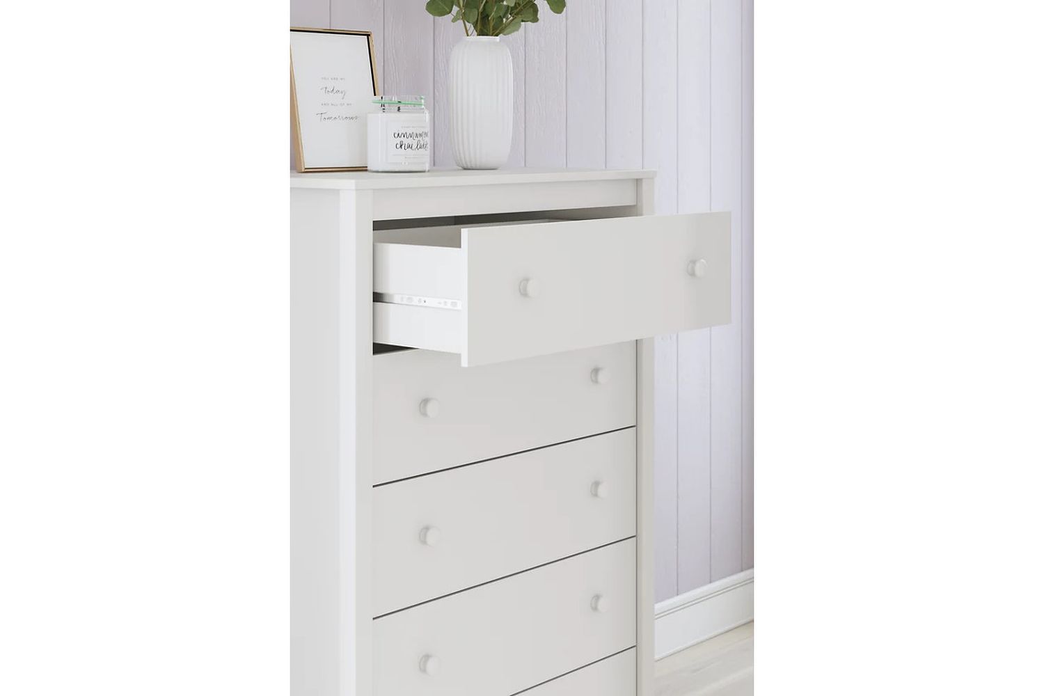 Hallityn Chest of Drawers In White EB1810245