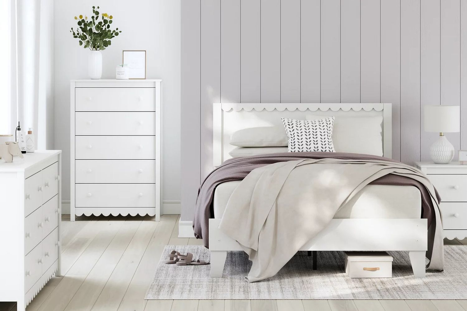 Hallityn Chest of Drawers In White EB1810245