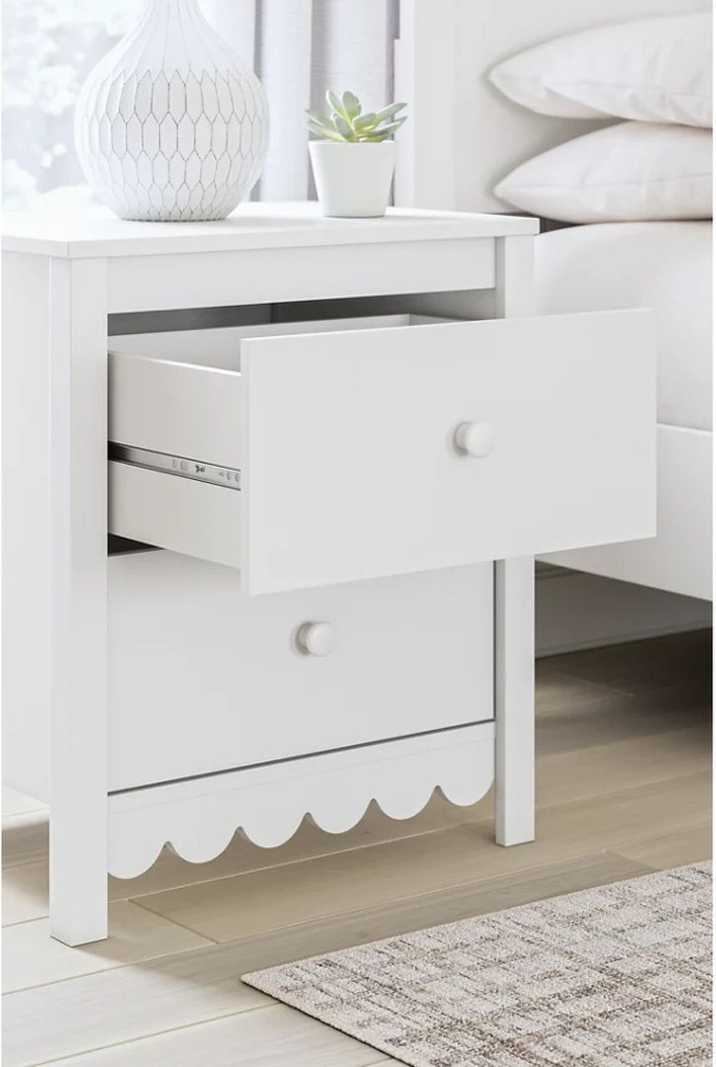 Hallityn Nightstand In White EB1810292