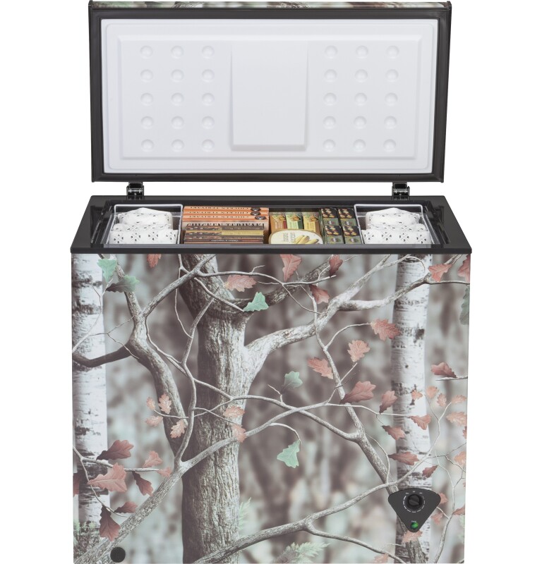 7.0 Cu. Ft. Camouflage Manual Defrost Chest Freezer FCM7CKCD, product image 2 of 8