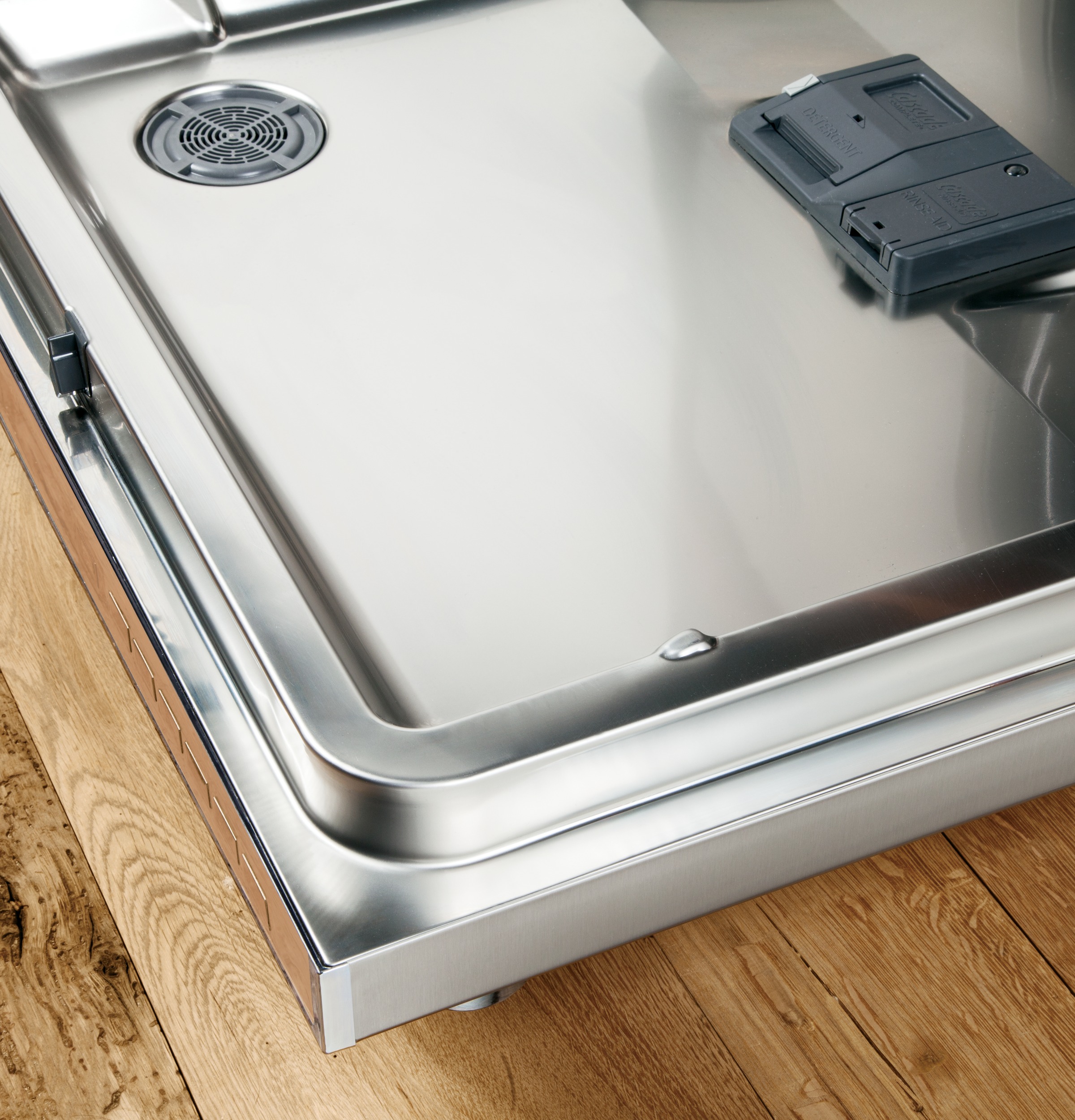 Stainless Steel Interior Dishwasher with Front Controls GDF570SGJCC