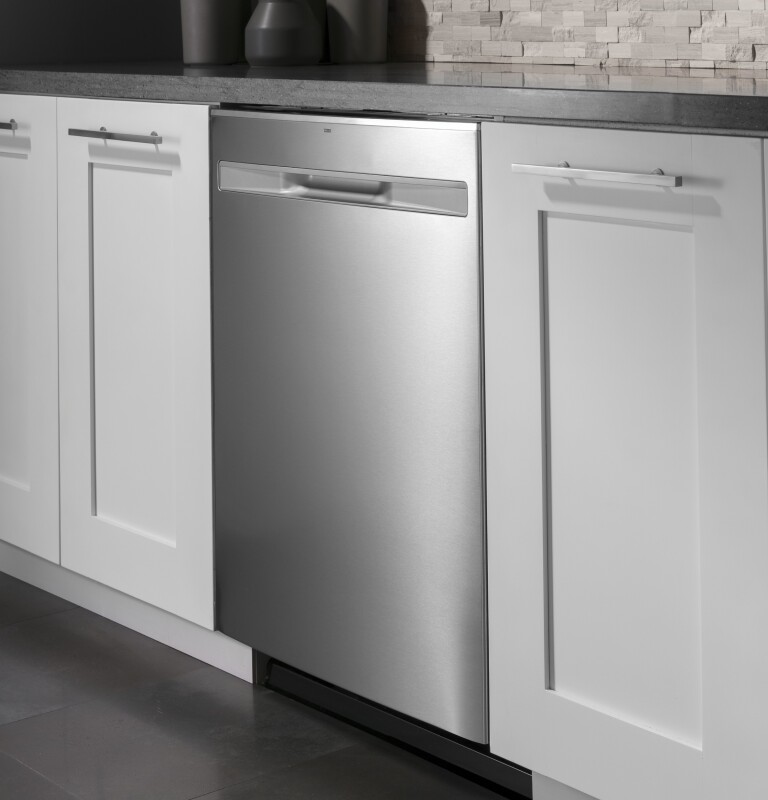 Fingerprint Resistant Top Control with Stainless Steel Interior Dishwasher with Sanitize Cycle & Dry Boost GDP645SYNFS