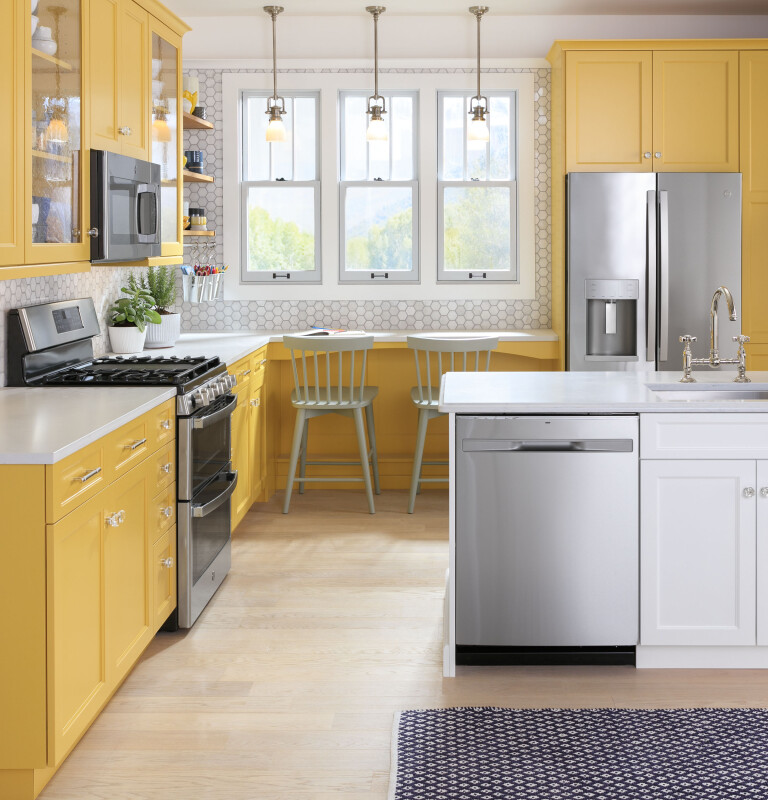 Fingerprint Resistant Top Control with Stainless Steel Interior Dishwasher with Sanitize Cycle & Dry Boost GDP645SYNFS