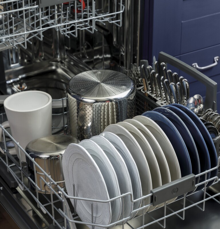 Top Control with Stainless Steel Interior Dishwasher with Sanitize Cycle & Dry Boost with Fan Assist GDT645SMNES