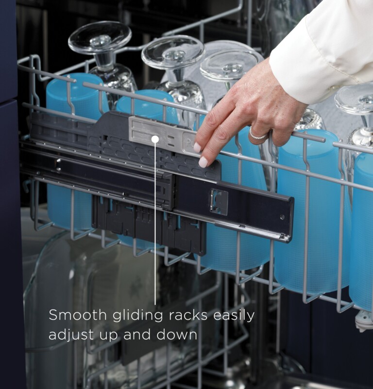 Top Control with Stainless Steel Interior Dishwasher with Sanitize Cycle & Dry Boost with Fan Assist GDT665SGNWW