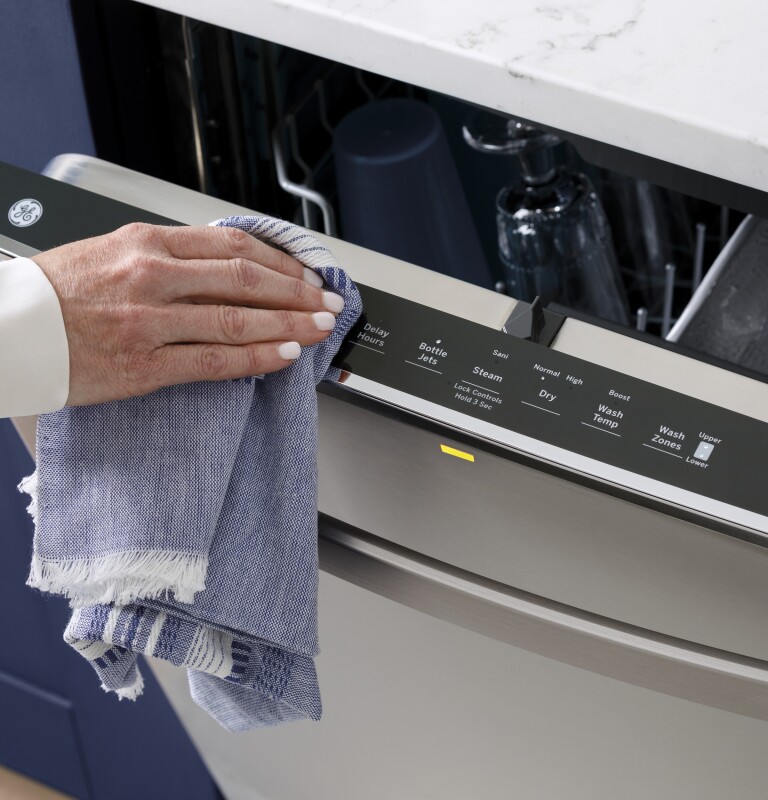 Top Control with Stainless Steel Interior Dishwasher with Sanitize Cycle & Dry Boost with Fan Assist GDT665SGNWW