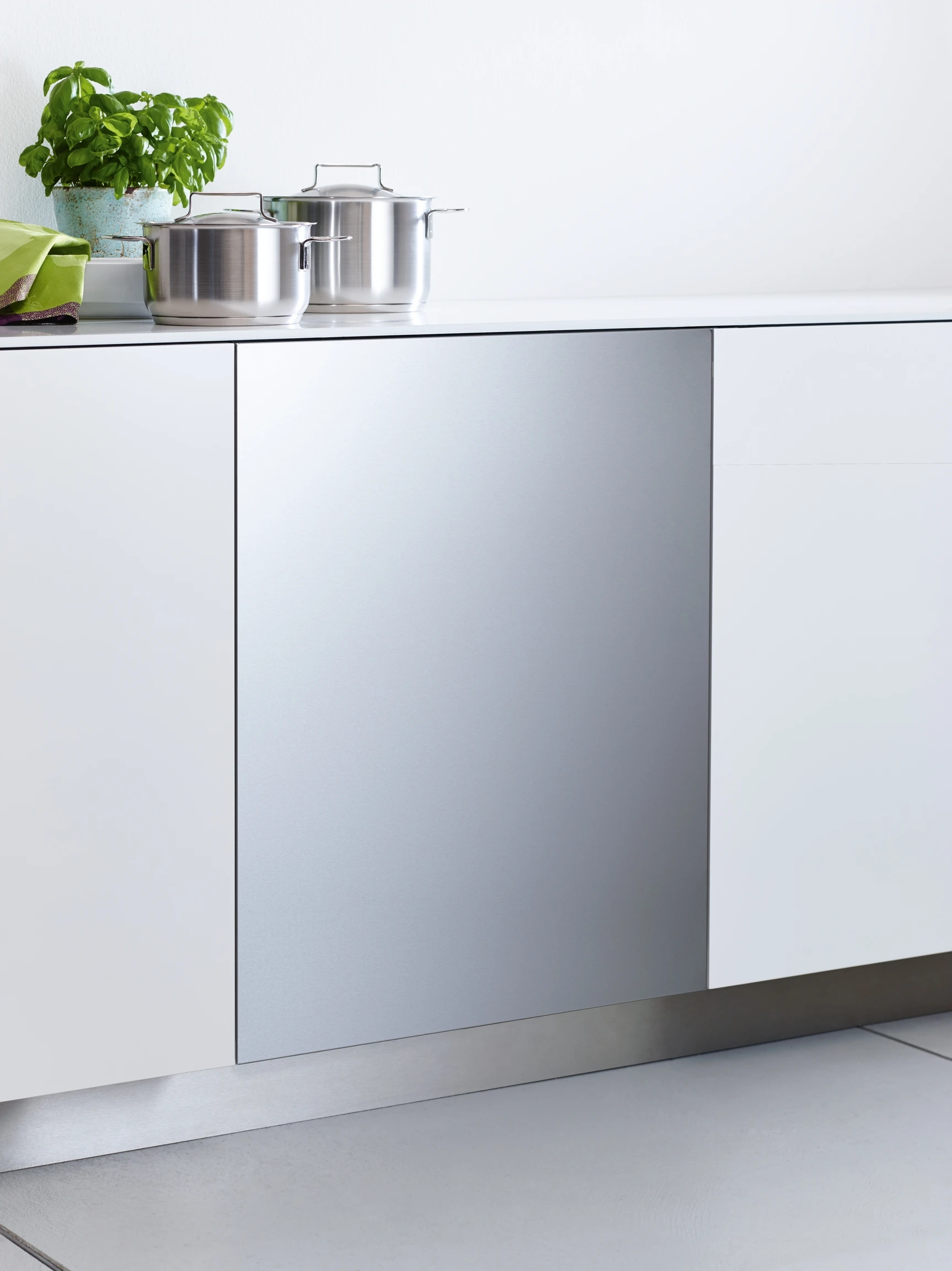 Int. front panel: W x H, 24 x 30 in Clean Touch Steel™ w/o handle & bore holes for fully integrated dishwashers GFVI603771
