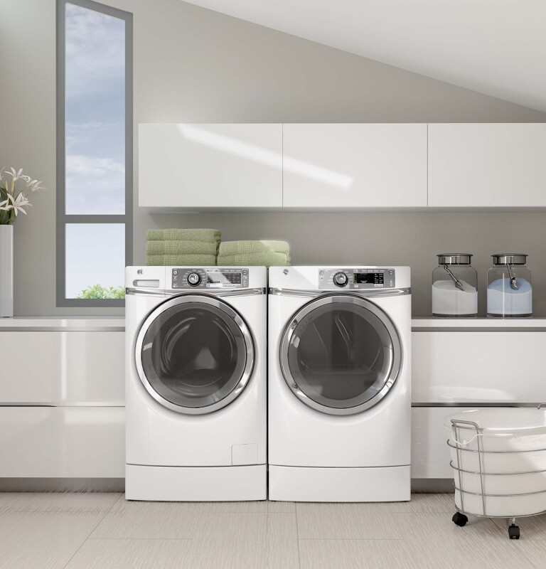 4.8 DOE cu. ft. capacity RightHeight Design Front Load washer GFWR4800FWW
