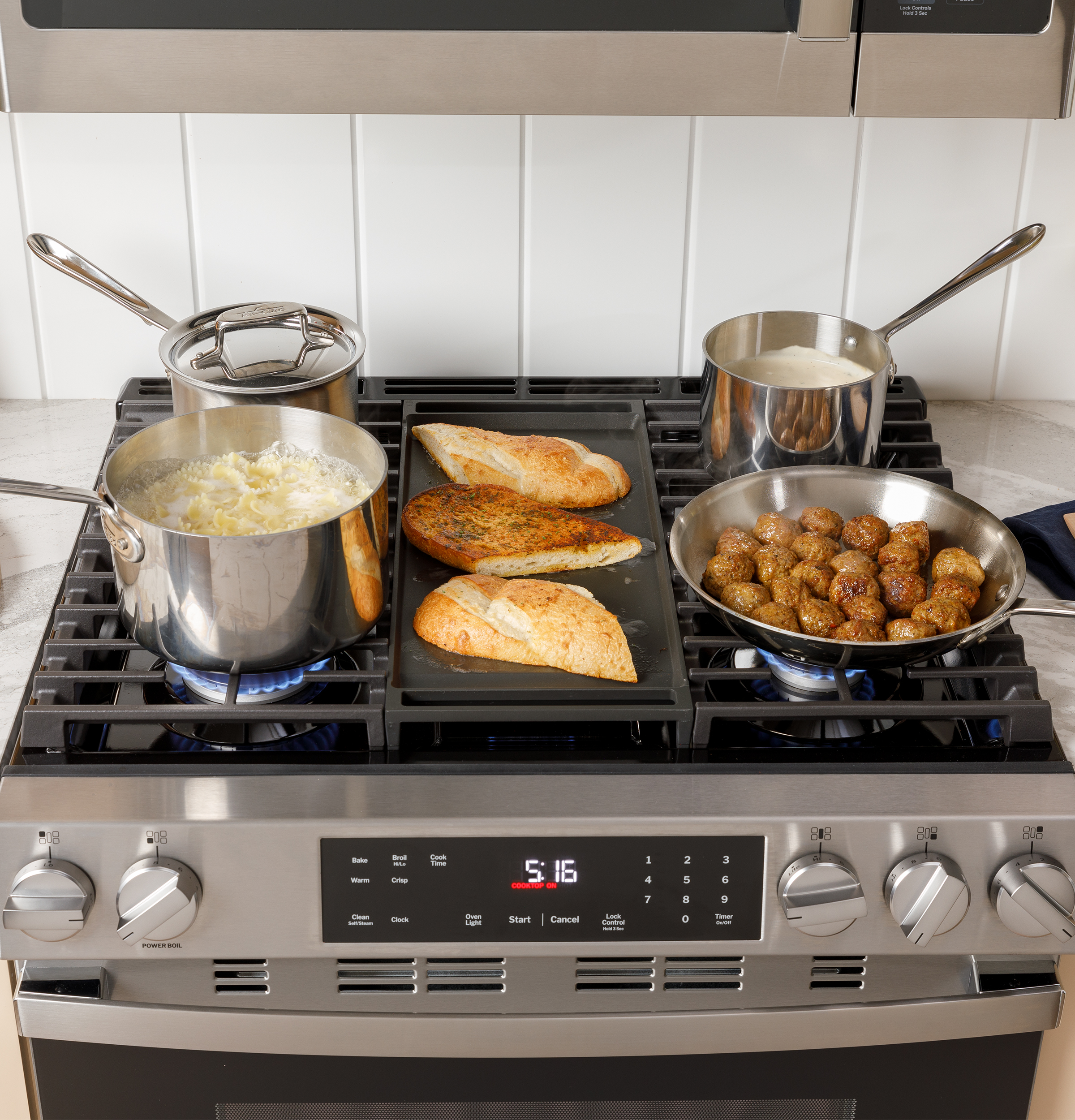 30" Free-Standing Gas Convection Range with No Preheat Air Fry and EasyWash Oven Tray view 17