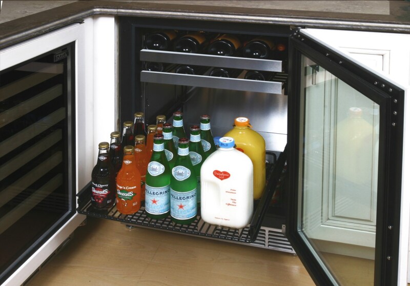 The ADA-Compliant single-door 24-inch Beverage Center is designed for maximum capacity of food, beverage, and precious vintages while adhering to strict 34-inch counter height ADA-Compliant r HB24BS