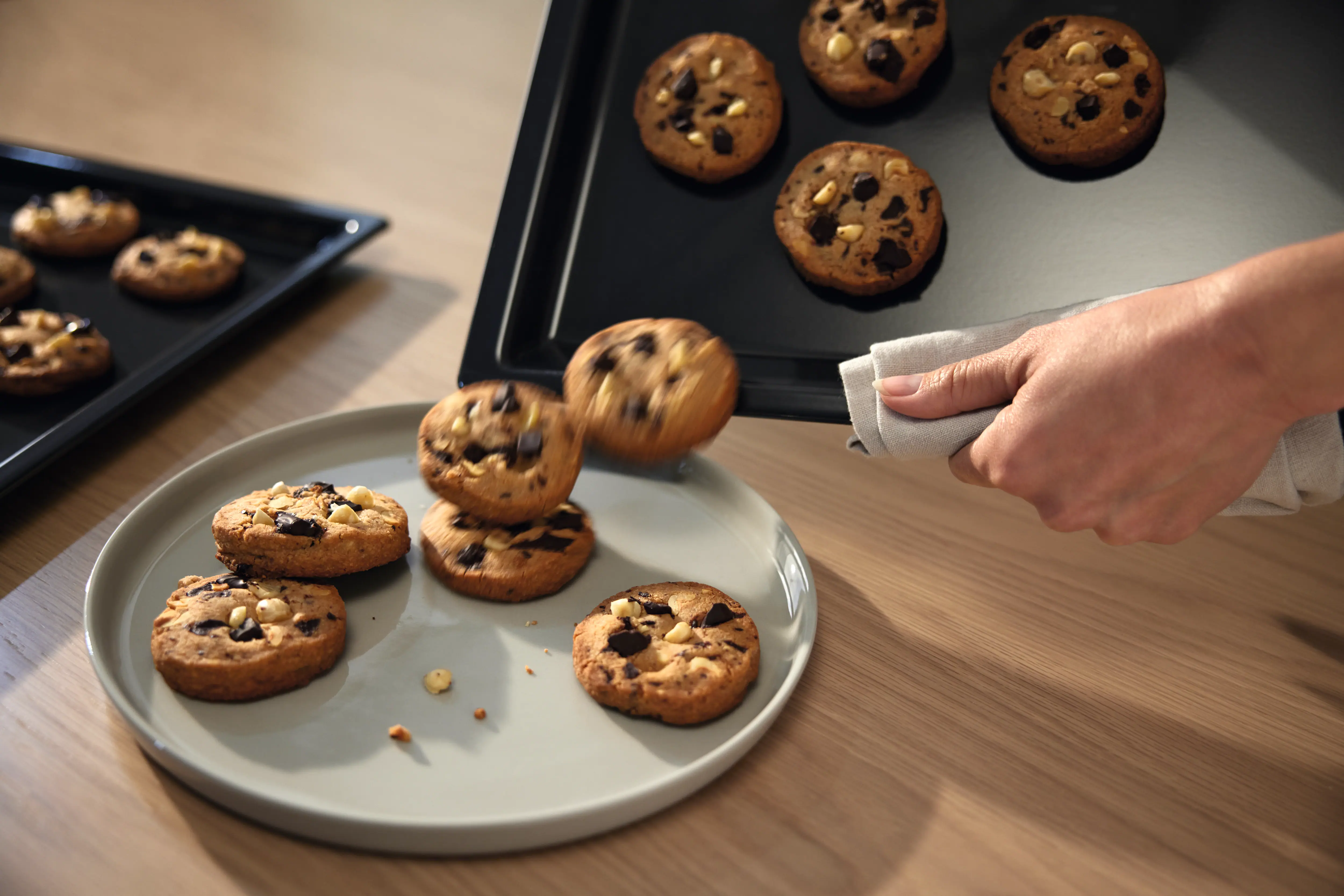 Genuine baking tray with PerfectClean finish. HBB71