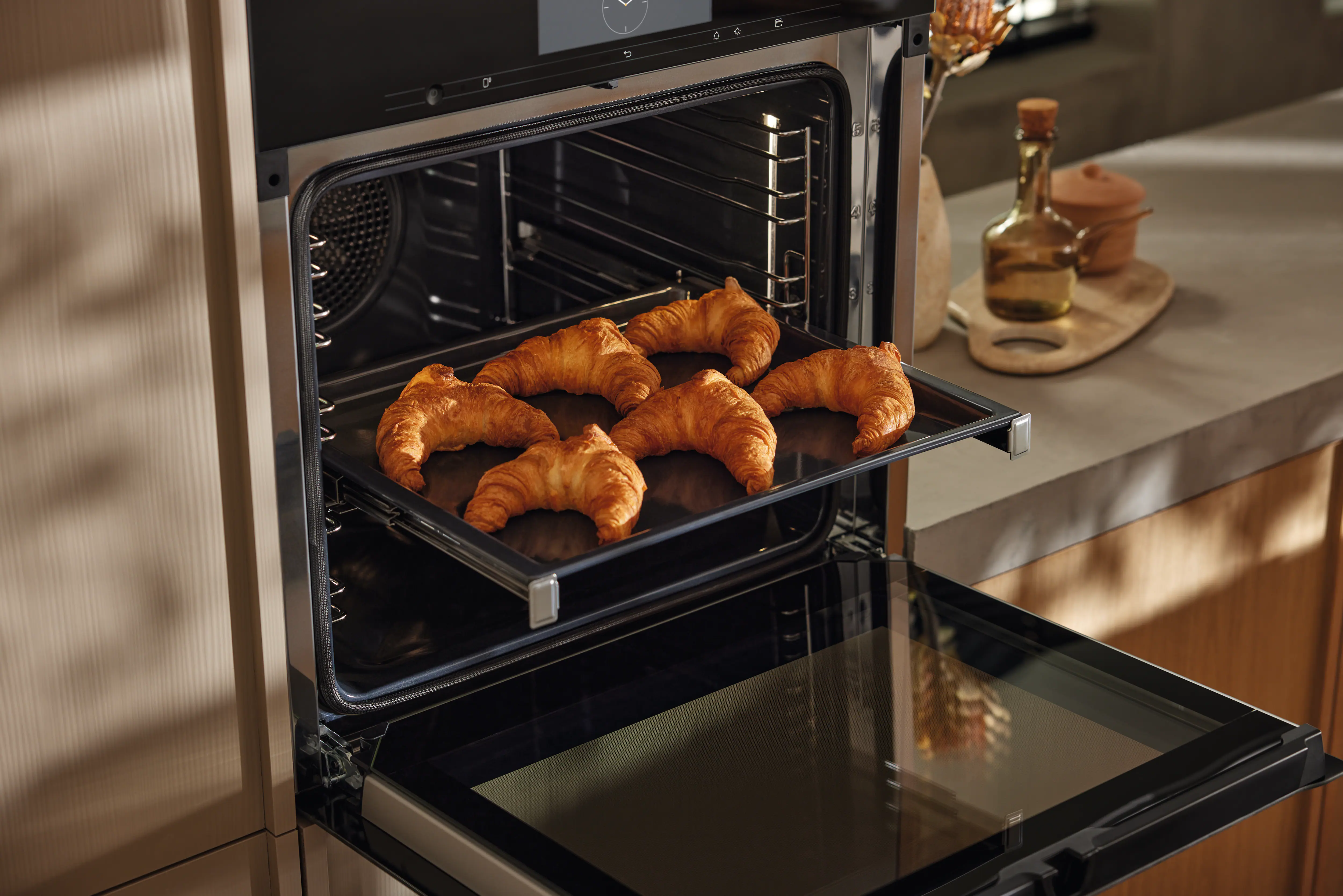 Genuine baking tray with PerfectClean finish. HBB71