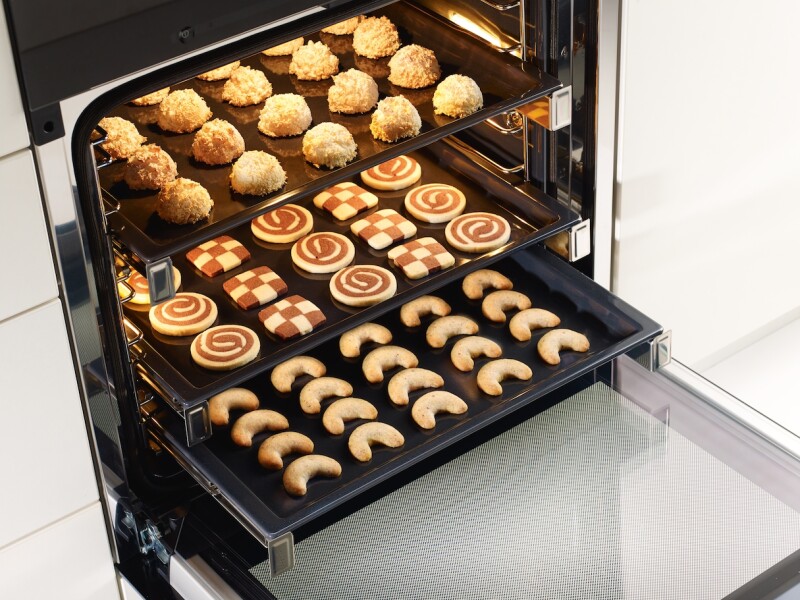 Genuine baking tray with PerfectClean finish. HBB71