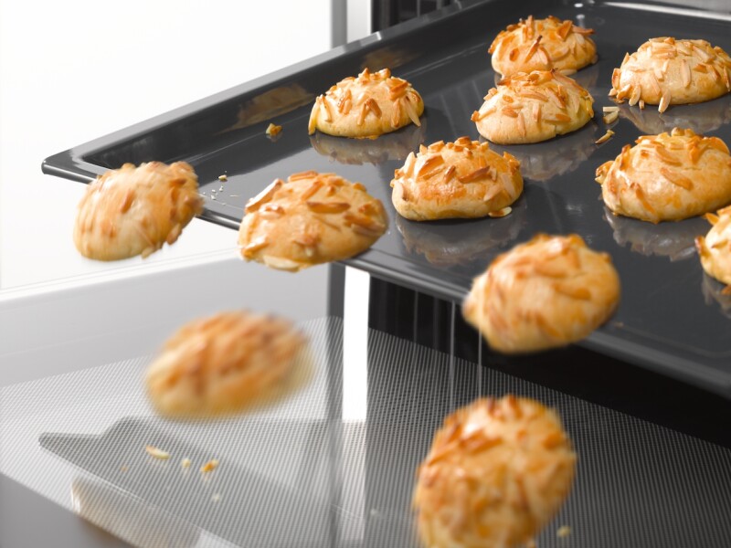 Genuine baking tray with PerfectClean finish. HBB71