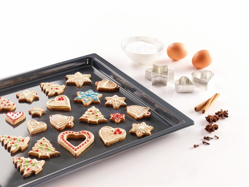 Genuine baking tray with PerfectClean finish. HBB71