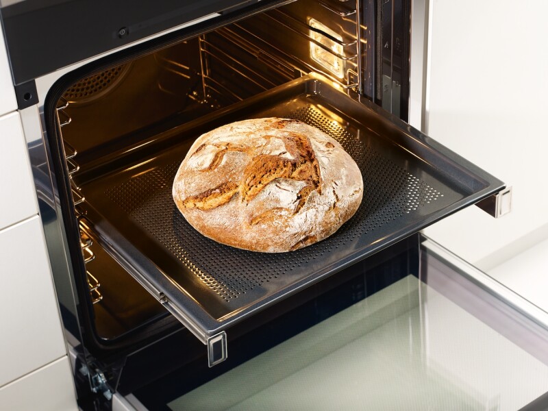 Gourmet baking and AirFry tray, perforated for everything that is crunchy and crisp. HBBL71