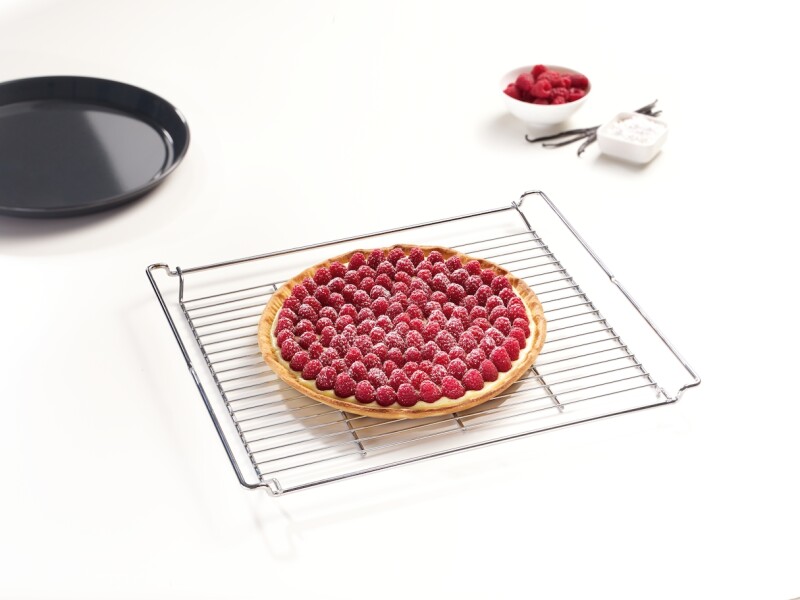 Genuine baking and roasting rack with PerfectClean finish. HBBR71