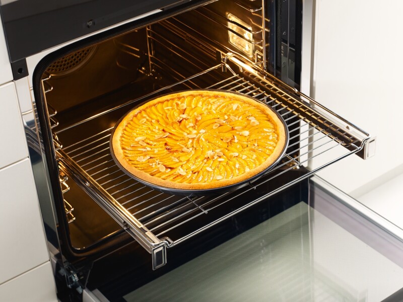Genuine baking and roasting rack with PerfectClean finish. HBBR71