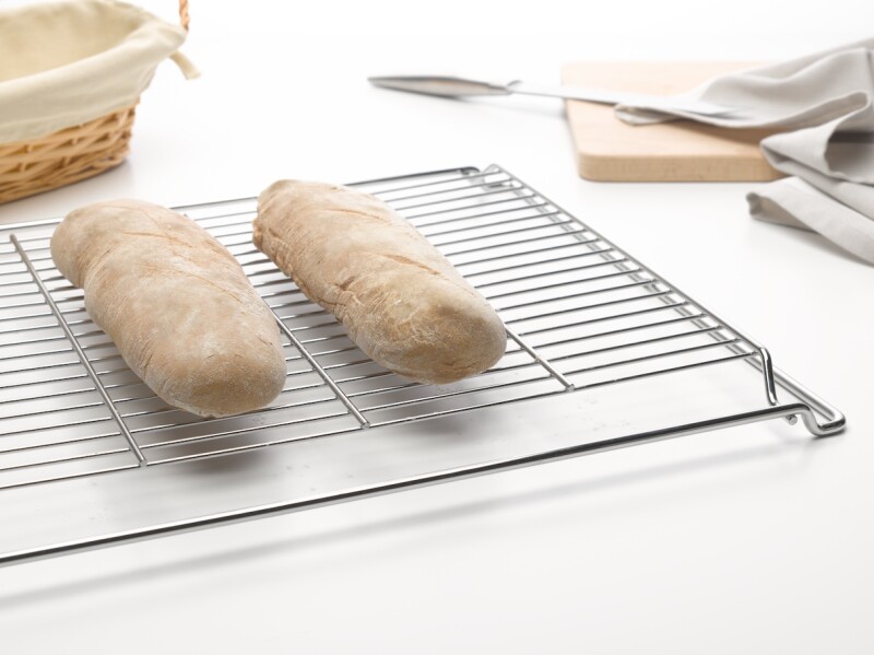 Genuine baking and roasting rack with PerfectClean finish. HBBR71