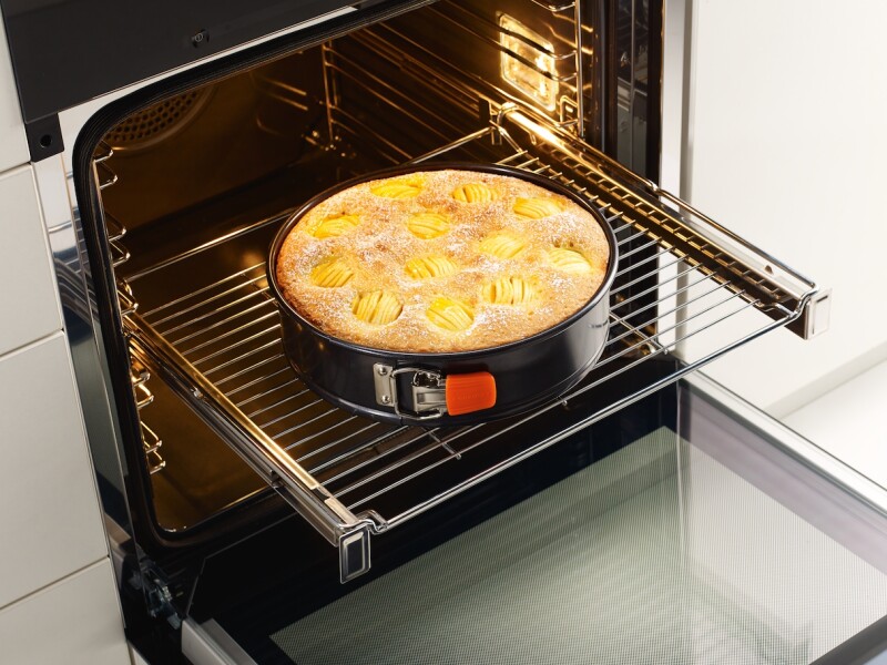 Genuine baking and roasting rack with PerfectClean finish. HBBR71