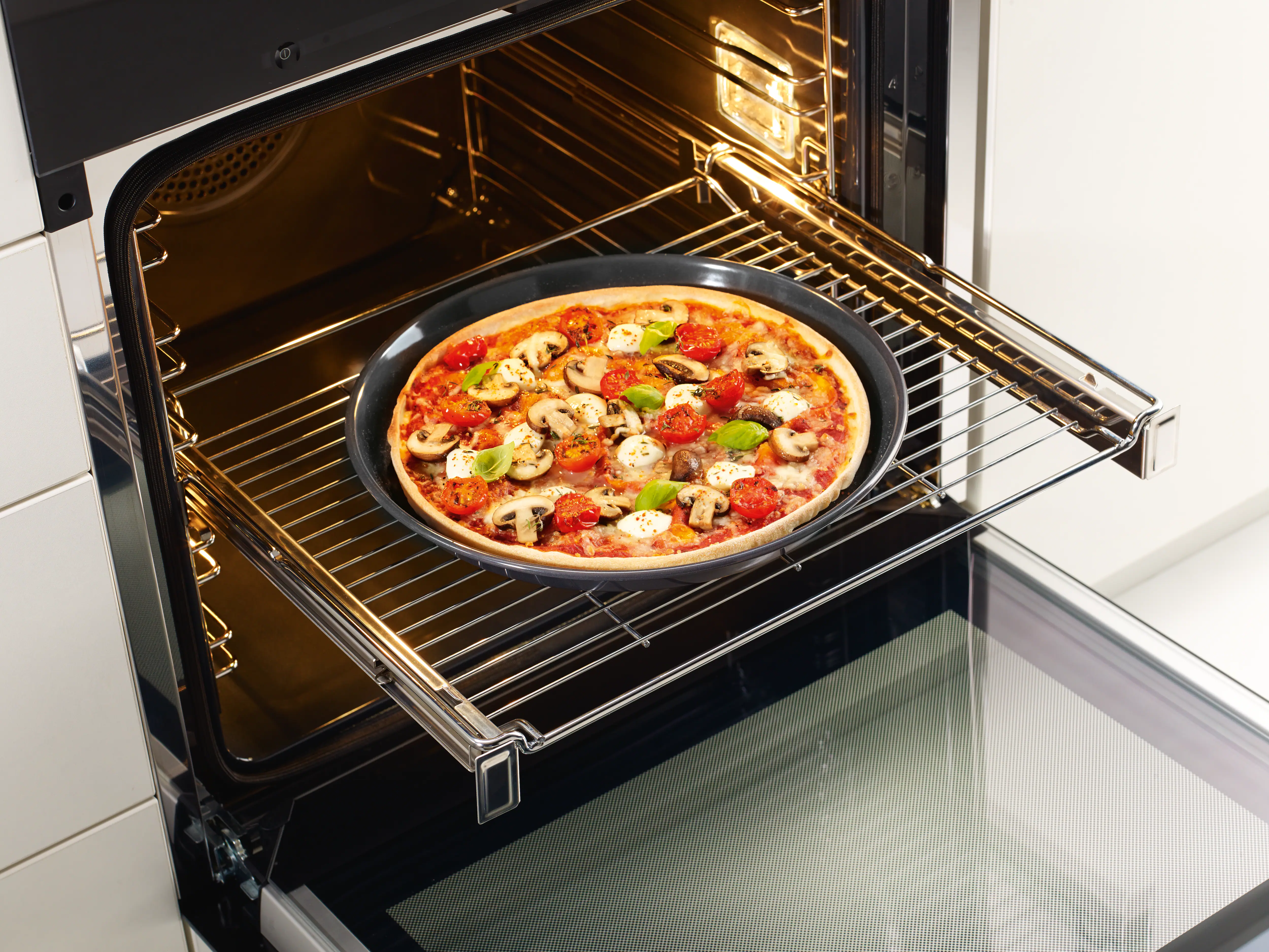 Round baking tray with PerfectClean finish. HBF271