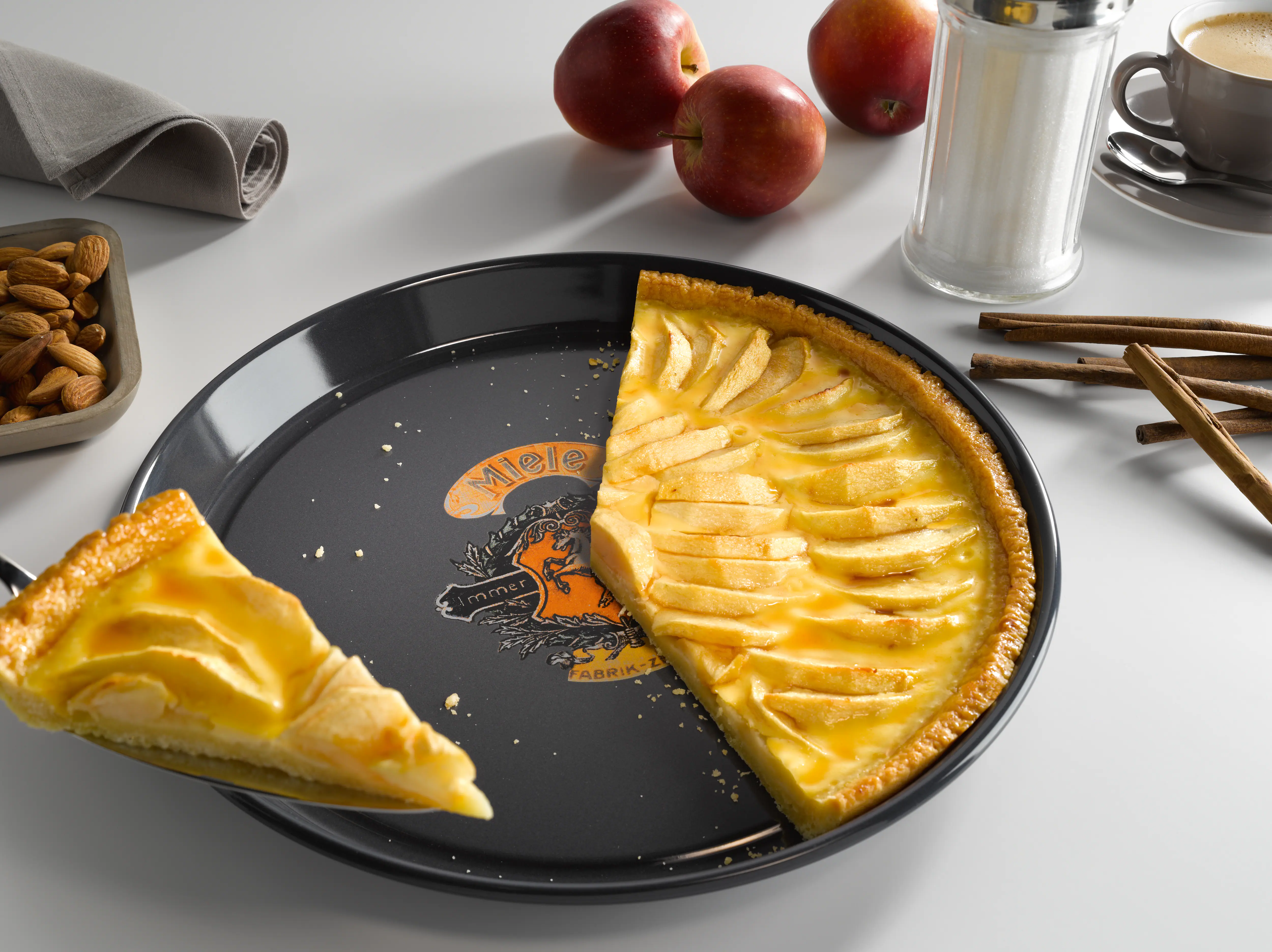 Round baking tray ‑ Nostalgic logo with PerfectClean finish. HBFL271