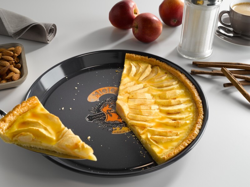 Round baking tray ‑ Nostalgic logo with PerfectClean finish. HBFL271