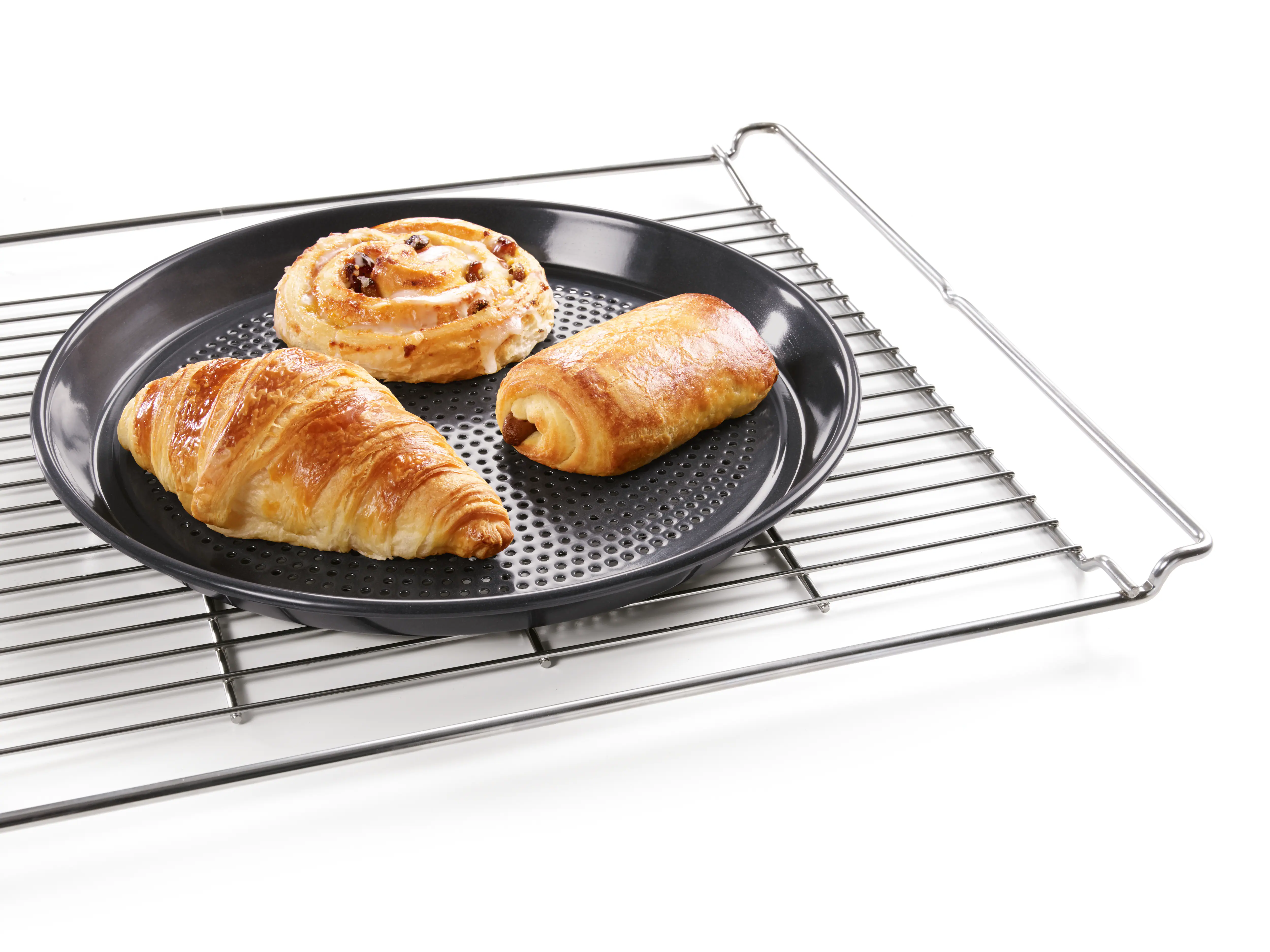 Round Gourmet baking and AirFry tray, perforated for baking perfect cookies in the Moisture Plus operating mode. HBFP271