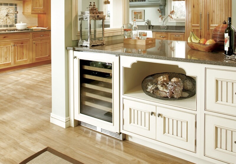 Inspired by Perlick's award-winning commercial refrigeration offering, the Perlick C-Series Refrigerator provides maximum capacity for storage of food and beverages. HC24WB4