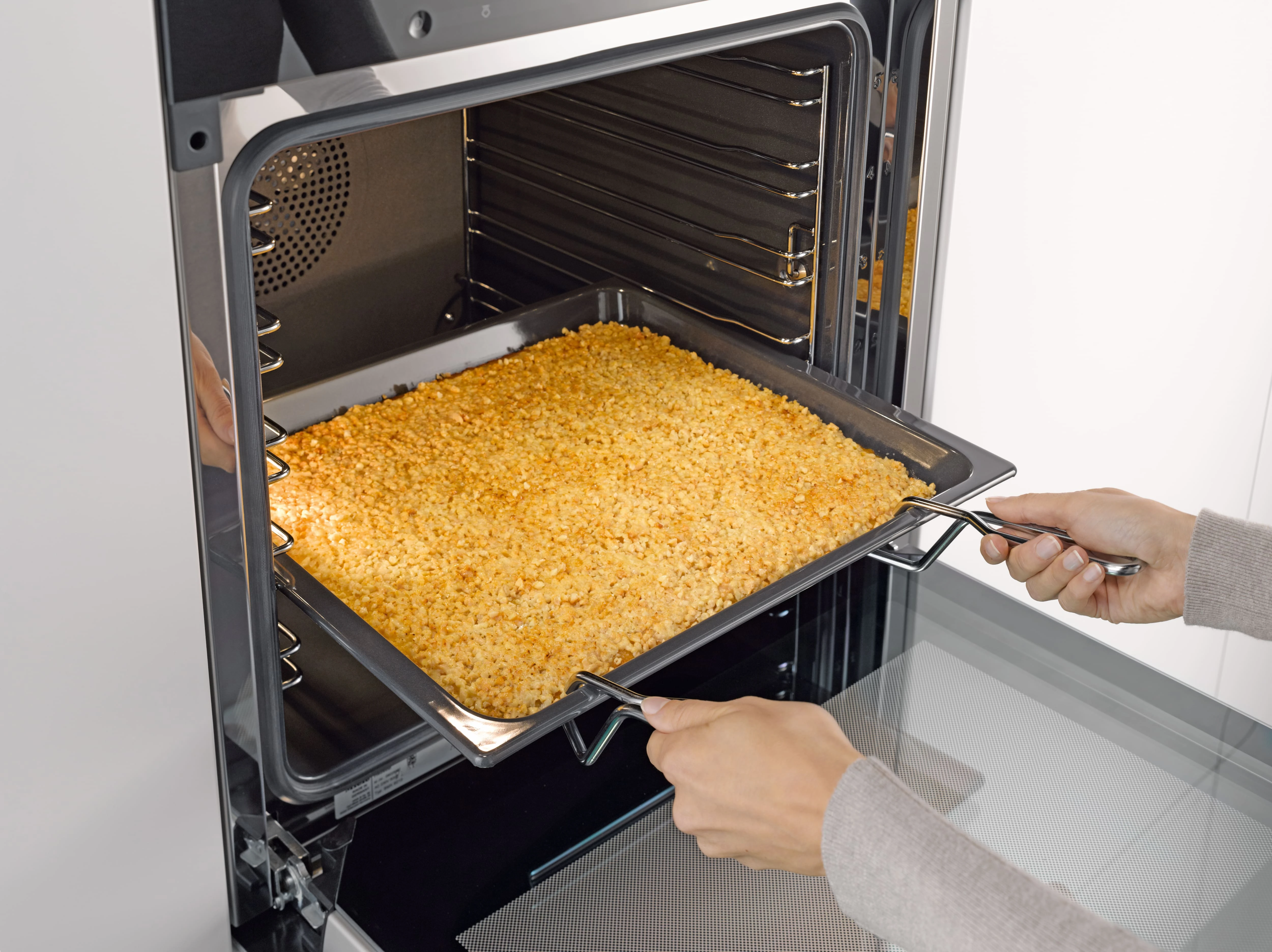 Handle For safe removal of hot, fully-loaded trays and racks. HEG