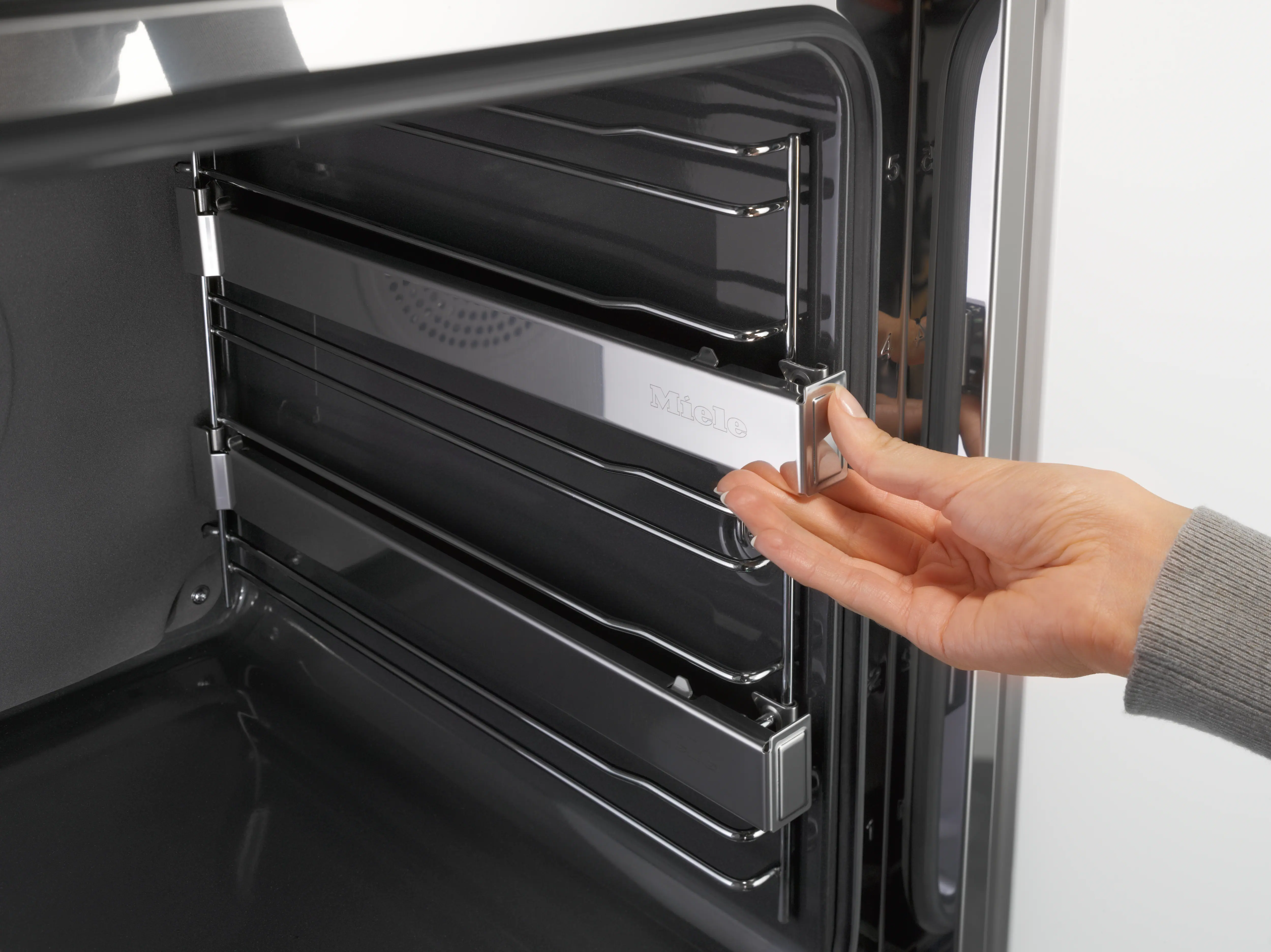 Original Self Clean ready FlexiClip telescopic runners For flexible, customized use of your oven. HFC72