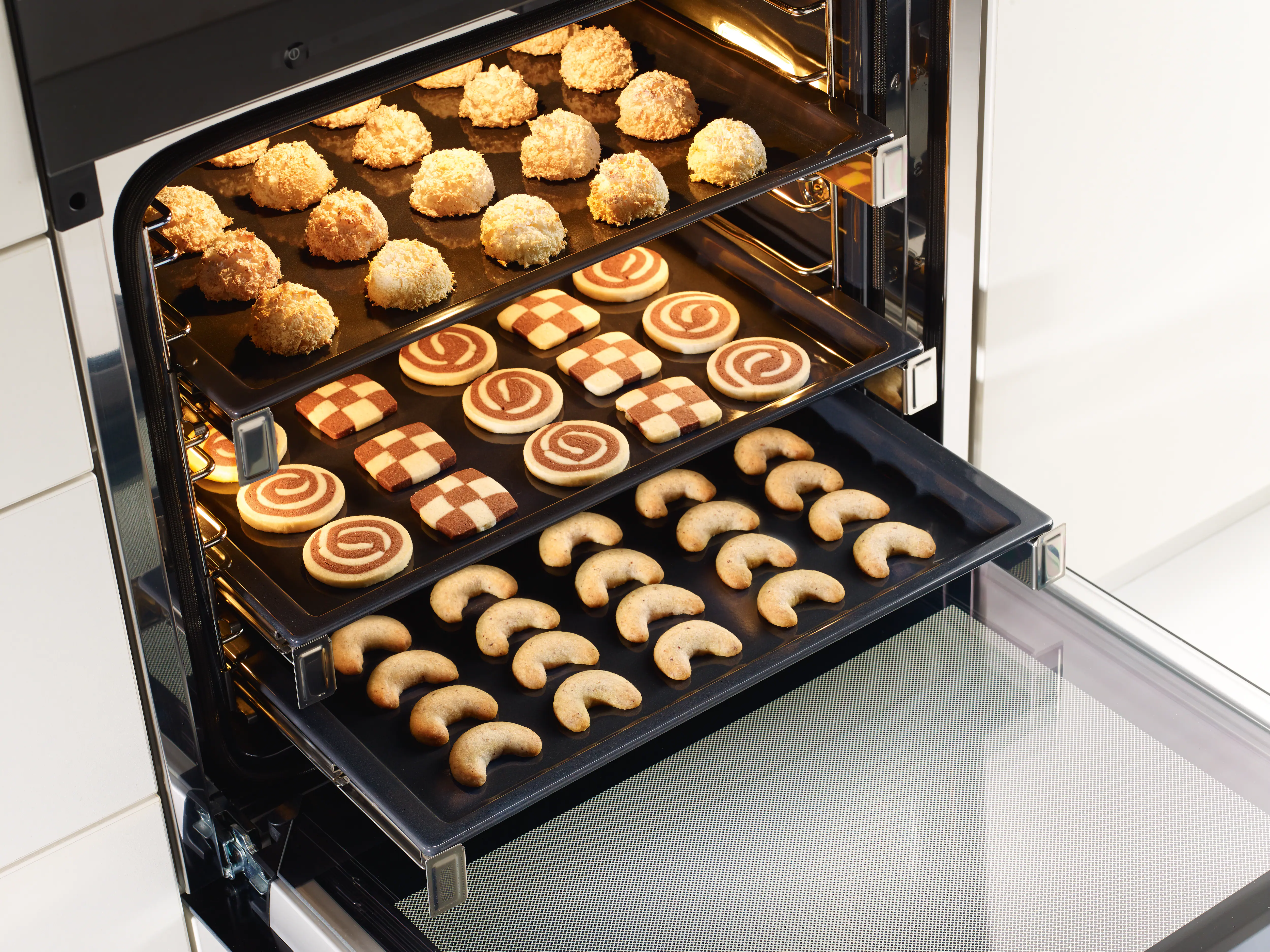 Original Self Clean ready FlexiClip telescopic runners For flexible, customized use of your oven. HFC72