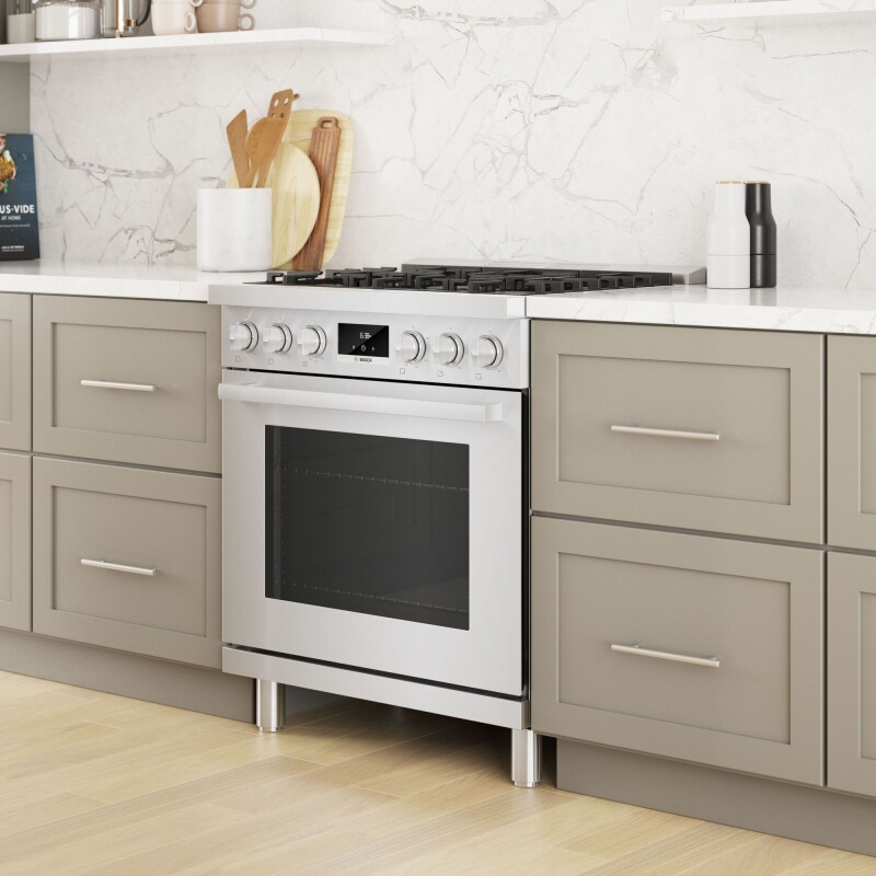 800 Series Gas Freestanding Range 30'' HGS8055UC