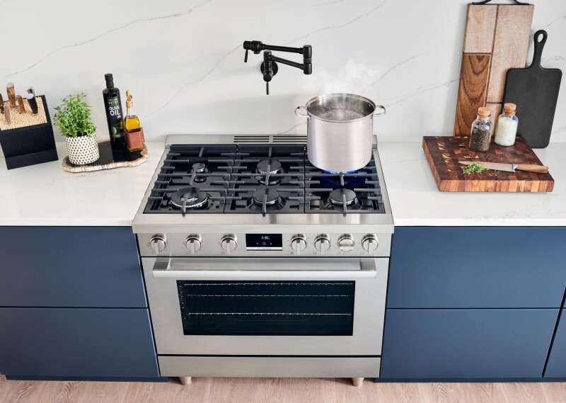 800 Series Gas Freestanding Range 36'' HGS8655UC