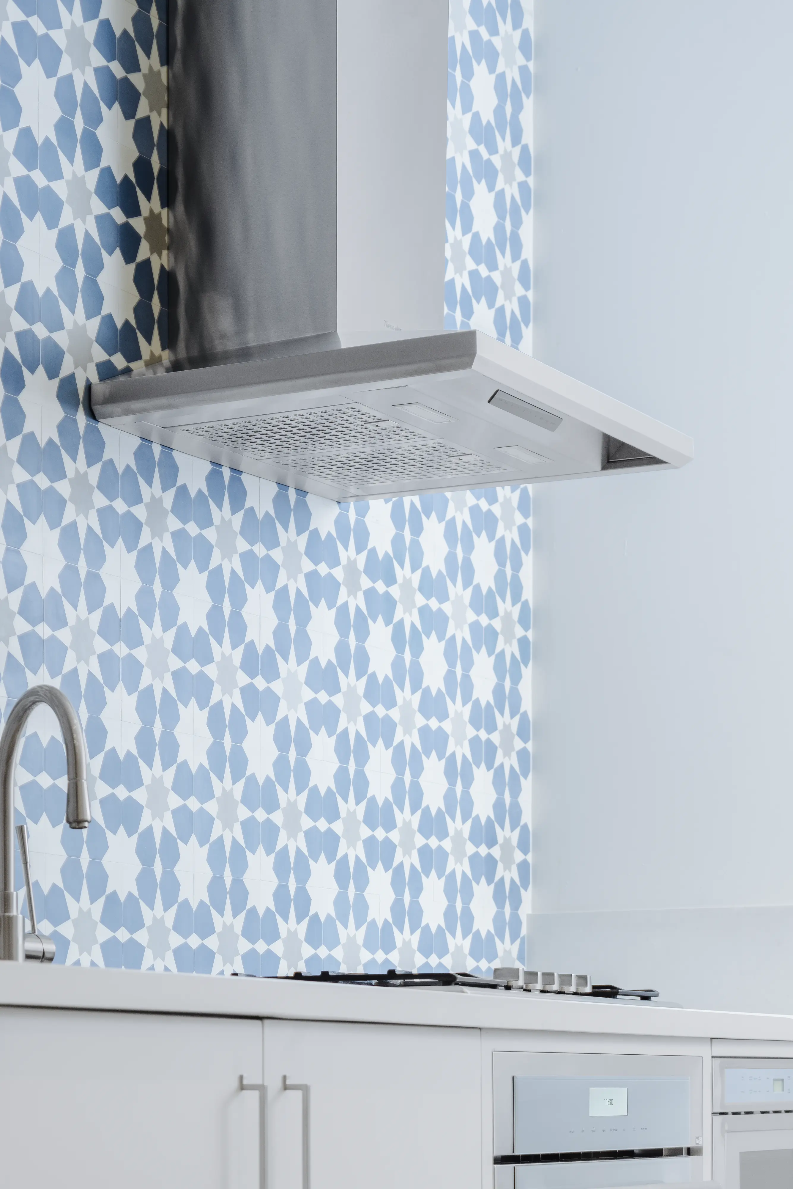 Masterpiece® Pyramid Chimney Wall Hood HMCB30WS