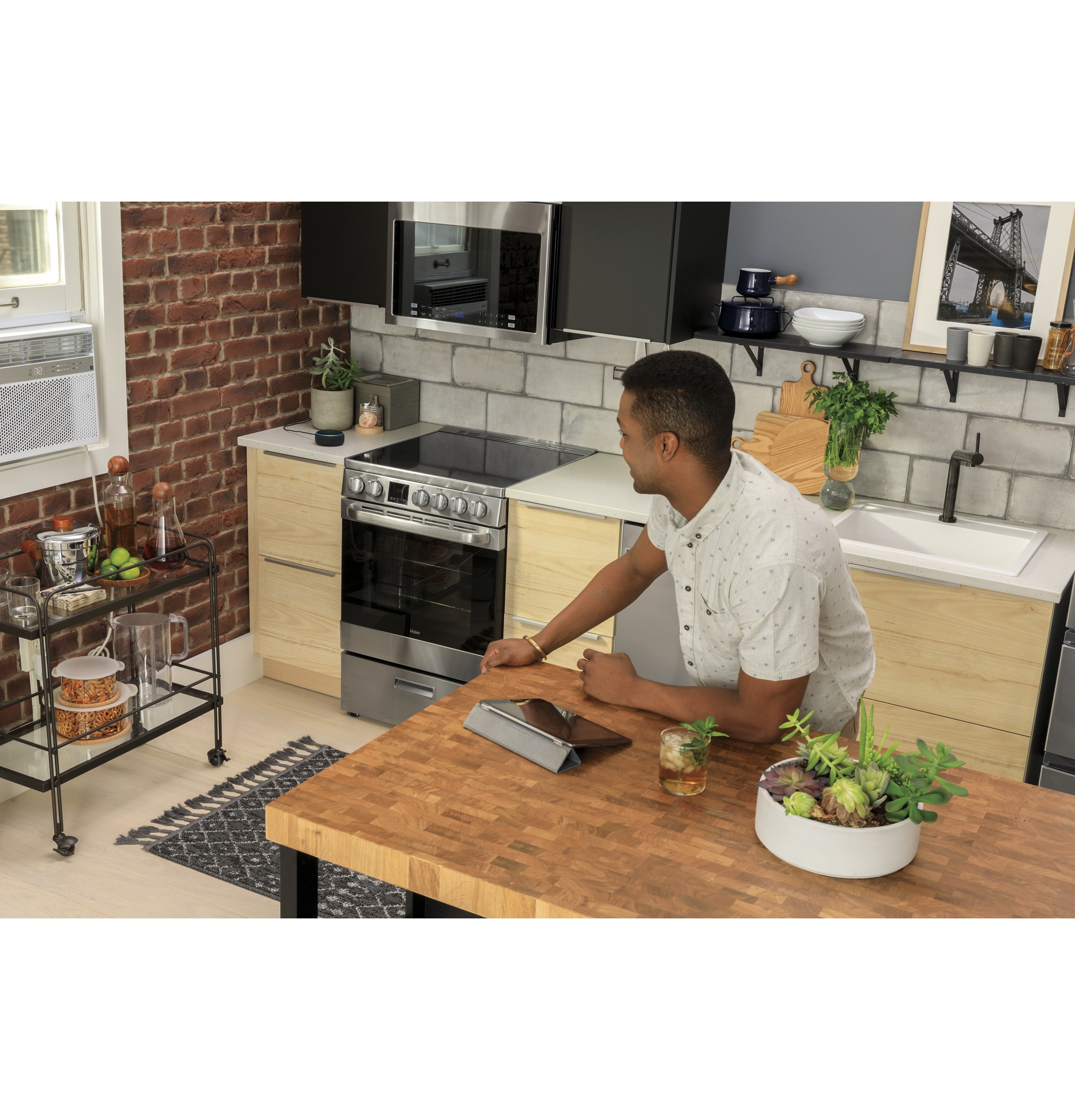 24" 1.4 Cu. Ft. Over-The-Range Microwave Oven24" 1.4 Cu. Ft. Over-The-Range Microwave Oven view 46