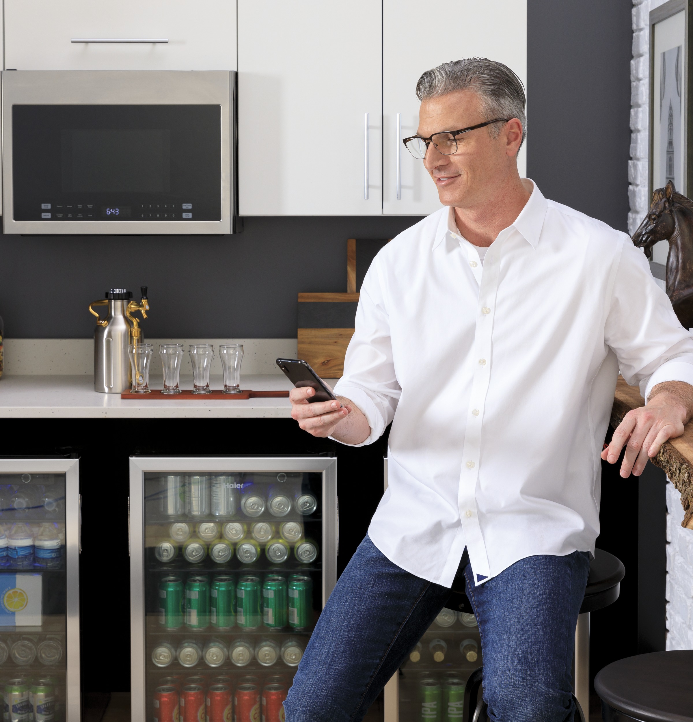 24" 1.4 Cu. Ft. Over-The-Range Microwave Oven24" 1.4 Cu. Ft. Over-The-Range Microwave Oven view 2