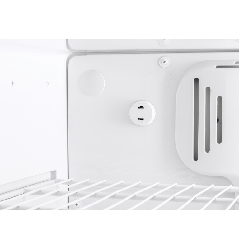18.1 Cu. Ft. Top Freezer Refrigerator18.1 Cu. Ft. Top Freezer Refrigerator HRT18RCWB