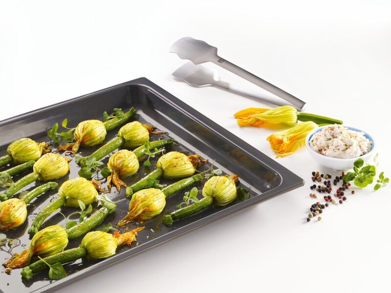 Genuine multi‑purpose tray with PerfectClean finish. HUBB71