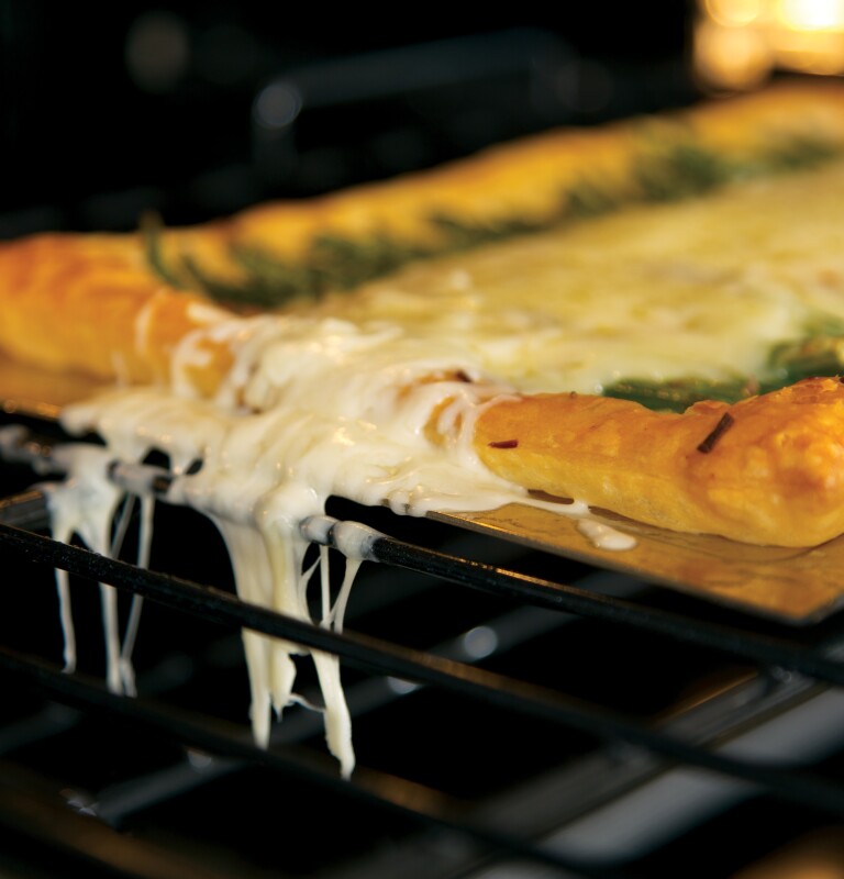 Self-clean, heavy-duty oven racks (lower oven)
