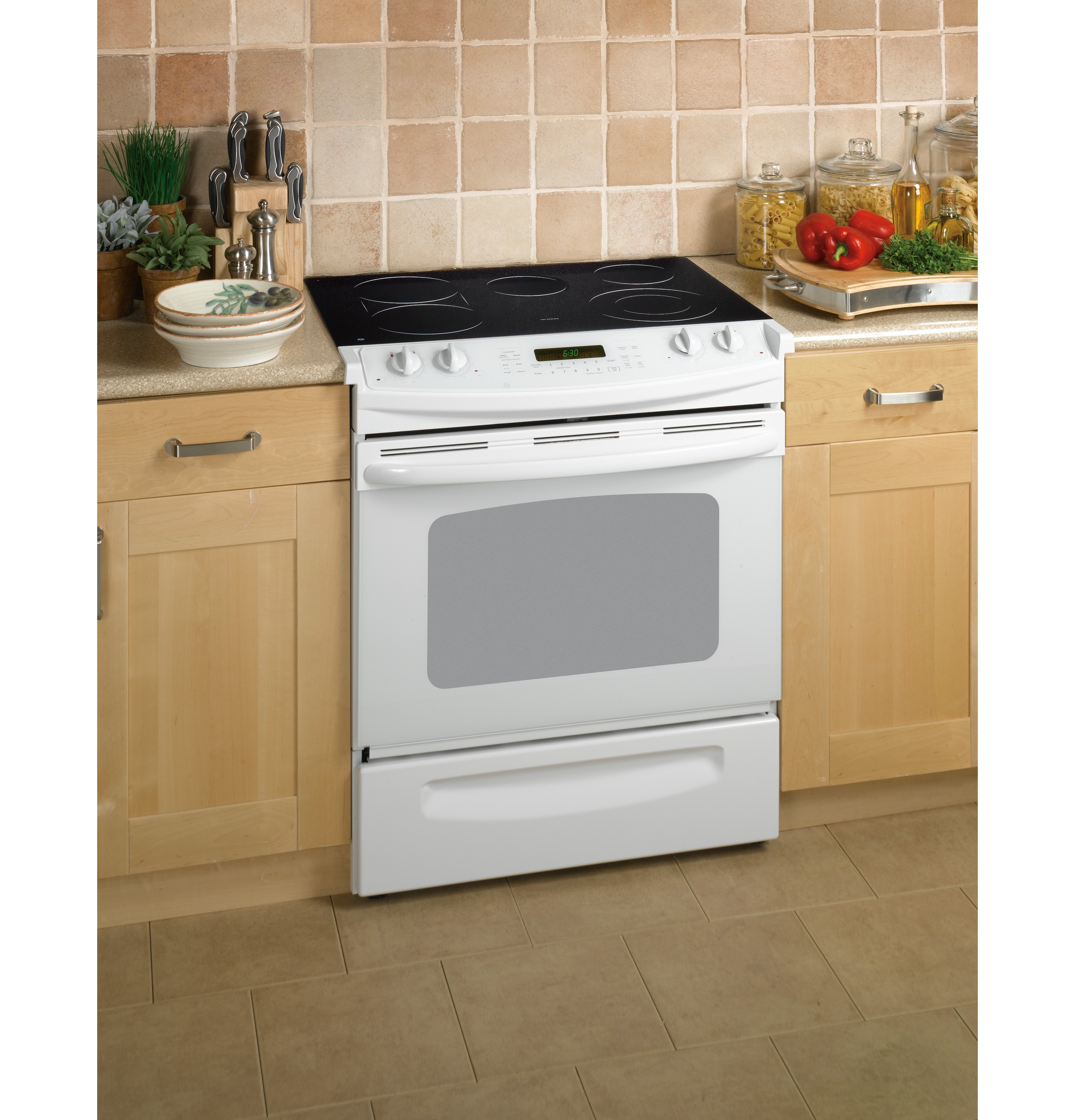30" Slide-In CleanDesign Electric Range JSP46DPWW