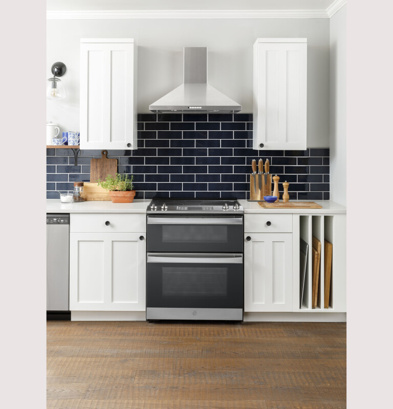 30" Slide-In Electric Convection Double Oven Range view 4