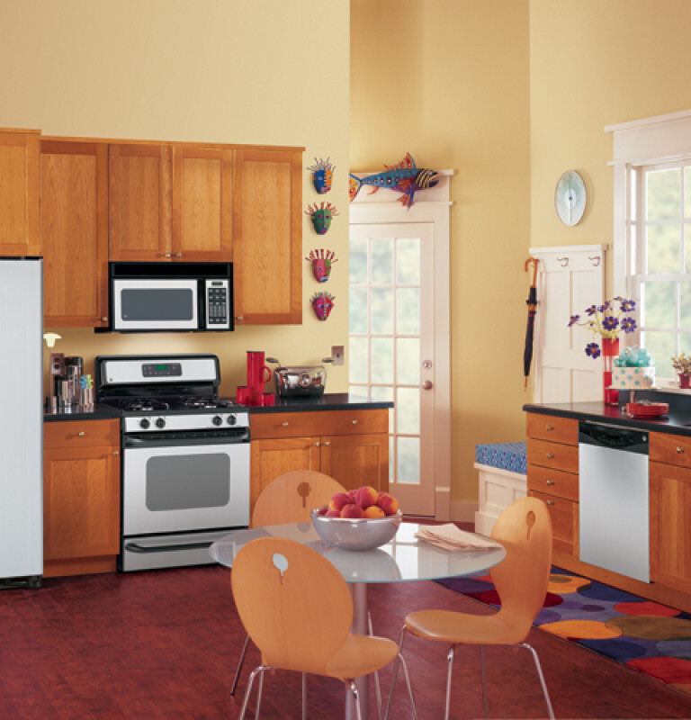 Spacemaker 1.4 Cu. Ft. Capacity, 950 Watt Microwave Oven JVM1440LK, product image 4 of 5