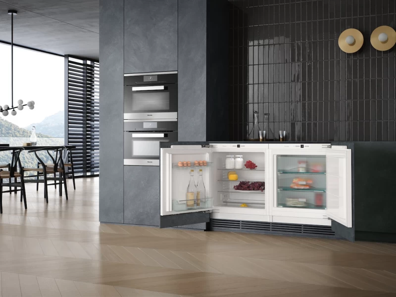 Built‑under refrigerator Compact design with a practical interior layout. K31222UI