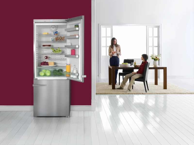 Freestanding fridge‑freezer 30" (75 cm) wide for a lot of storage space. KFN15943DEEDTCS