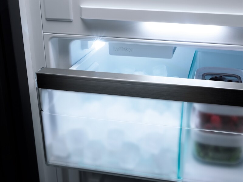 PerfectCool fridge‑freezer PerfectFresh Active, DynaCool, and IceMaker for outstanding appearance. KFN7795D