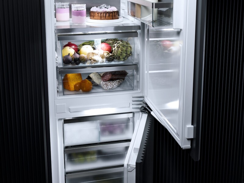 PerfectCool fridge‑freezer PerfectFresh Active, DynaCool, and IceMaker for outstanding appearance. KFN7795D
